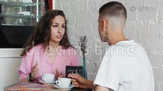 女人做NFC付款。 一对年轻夫妇在咖啡馆的约会视频