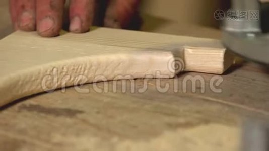 木工手用木头工作的细节。视频