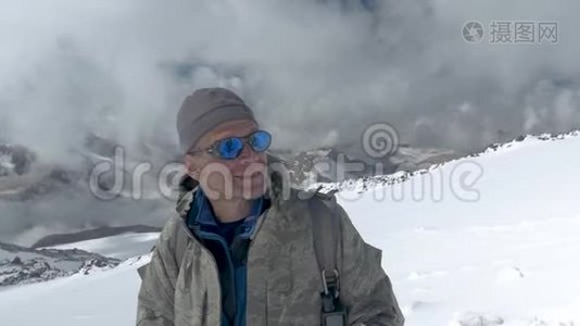 登山者看着他下来的山顶，高兴地看到他能爬上它。 高加索山脉视频