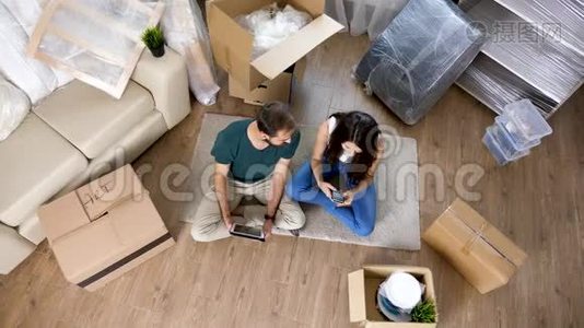 在网上购买新家具的年轻夫妇视频