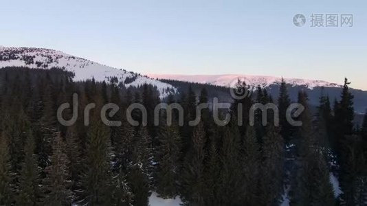 空中拍摄树林和一座山，日落时美丽的景色，4K视频