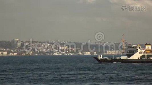 博斯普鲁斯海峡的旅游船和渡船在阳光明媚的夏季伊斯坦布尔城市景观背景下视频