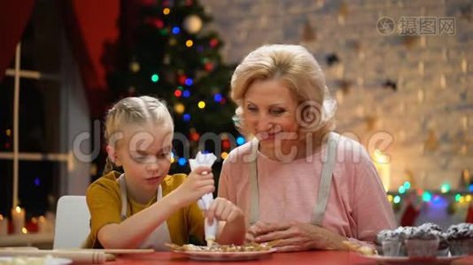 退休女士看着女孩多么兴奋装饰圣诞饼干，快乐圣诞时光视频