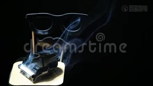 黑色钢琴烟雾暗背景面具没人高清镜头视频