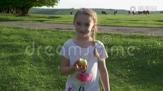 可爱的女孩走路吃苹果视频