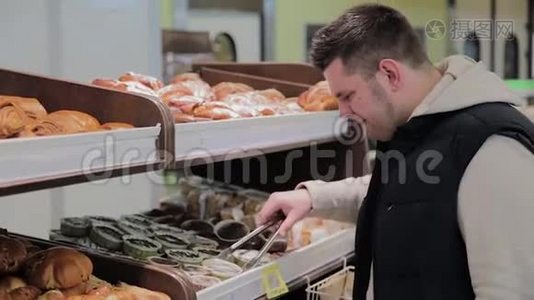 超市里的人自己挑选糕点。视频