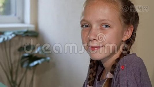 可爱的红发女孩，带着雀斑，微笑着在学校画画视频