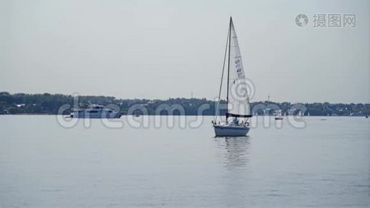 大湖中央的一艘小帆船。 水上行走。视频