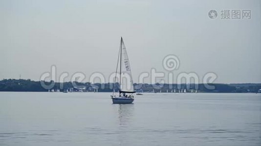 宁静的湖面全景.. 在湖中央航行的船视频