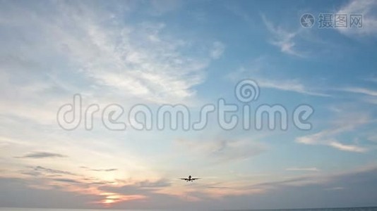 4K飞机在日落或日出降落视频