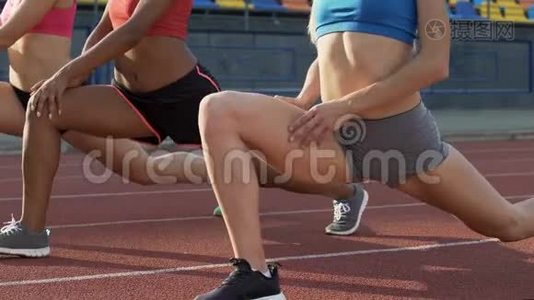 跑马拉松前，运动女孩在奔跑，精神抖擞视频