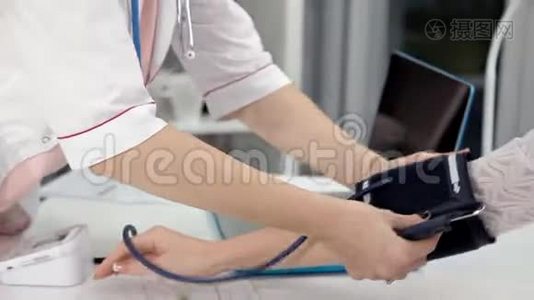 医生和病人血压检查-女性病人视频