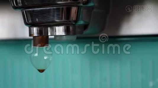 关闭机器上滴下的咖啡。 饮料和饮料的概念。视频
