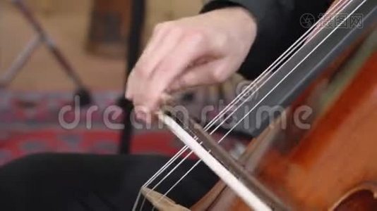 演奏大提琴的音乐家的双手合上FDV视频