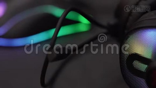 关闭电脑RGB游戏耳机，彩色LED照明视频