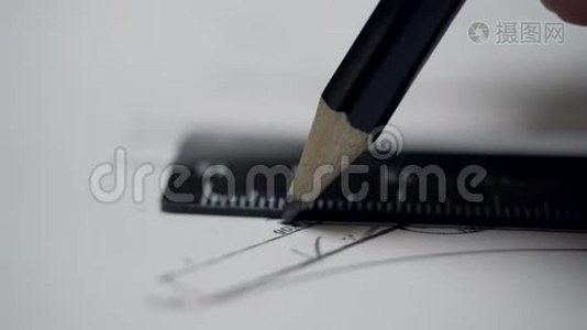 近景铅笔沿着黑色尺子移动，抽屉手指移动视频