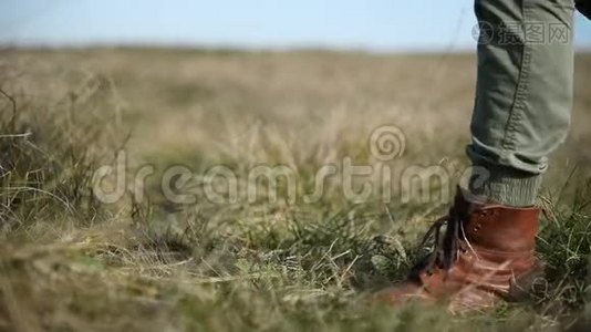 特写低角度无法辨认的男人穿着时尚的老式鞋走进框架站和走。 旅行概念视频