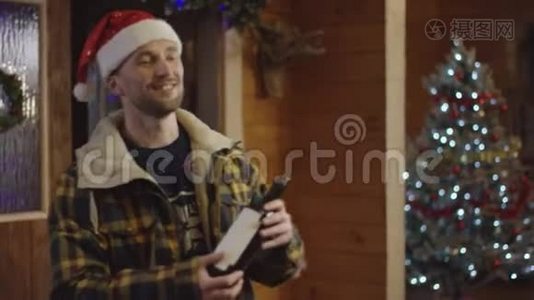 男人带着一瓶酒给妻子过圣诞夜，她拥抱了他视频