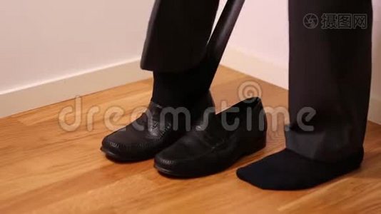 穿黑色裤子的人穿黑色鞋子。 背景视频