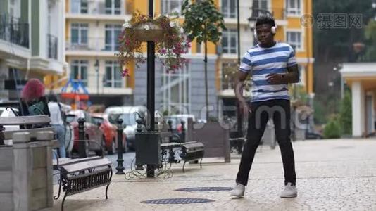 Groovy男子在街头表演非洲之舞视频