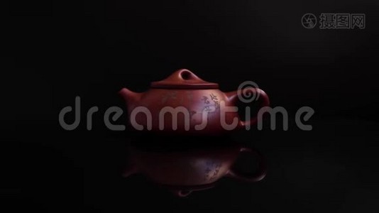 棕色粘土中国茶壶为茶道的黑色背景。视频