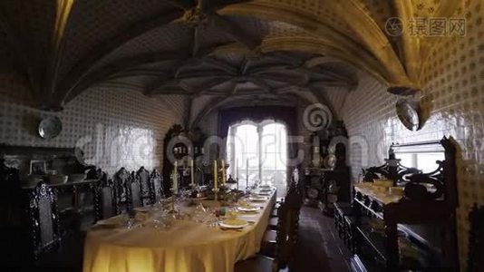 城堡里有宴会桌的房间视频