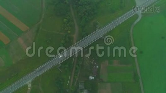 空中观景。 绿色的田野和被道路包围的村庄。 4K.视频