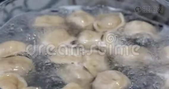 烹饪自制饺子的过程..视频
