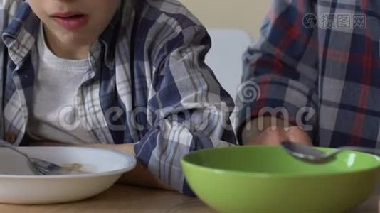 儿子和单身父亲一起吃早餐，营养不良，关门视频