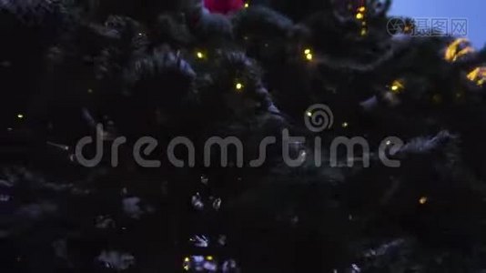 新年树装饰着灯和大球视频