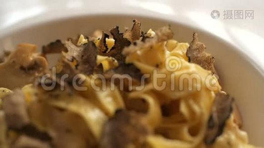 意大利餐馆的一种典型的秋菜——松露意大利面视频