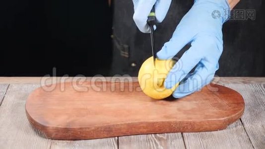 厨师在手套上切柠檬在木切割板上。 餐厅的食物咕咕叫。 慢动作。 高清高清视频
