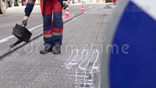 修路。 工作细节，工人浇筑树脂路面覆盖沥青..视频