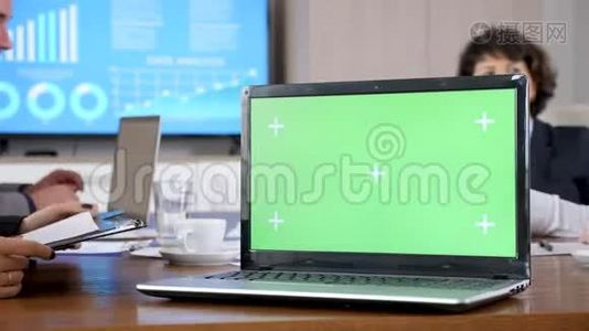 会议室桌子上有绿色屏幕色度模拟计算机视频