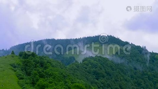 卡尔帕坦山脉的滚滚雾气视频