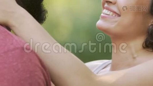 男朋友和女朋友在公园拥抱，互相看着，亲密无间视频