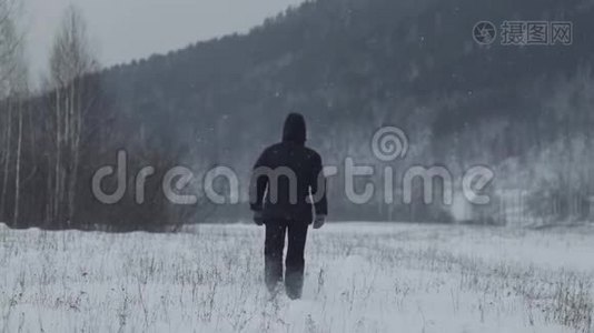 在雪地上行走的人。 雪场上人的后景视频