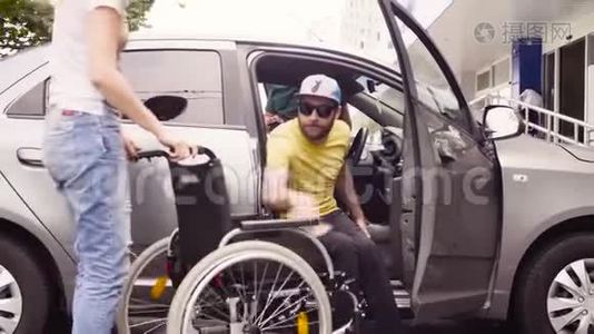 一个坐轮椅的男人和一个靠近汽车的女人视频