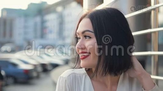 红唇白笑的美女画像.. 闭上微笑的女人摸着长长的黑发。 开心的脸视频