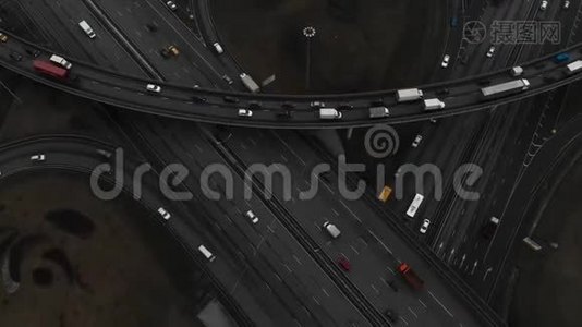 城市主要道路的俯视图.. 道路交叉口的俯视图.. 摄像机对准了路口视频
