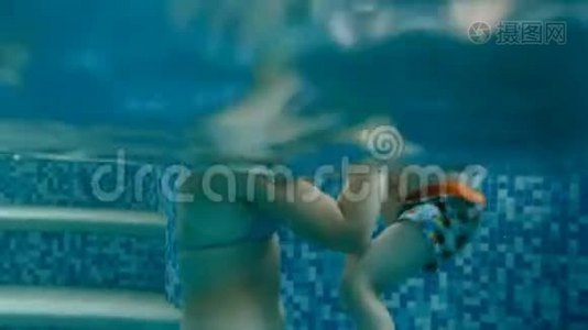 水下视频年轻的欧文教她的孩子在酒店的室内游泳池游泳视频