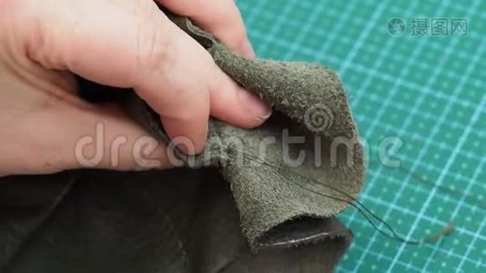 工匠用火把袋子里的缝线切割并固定视频