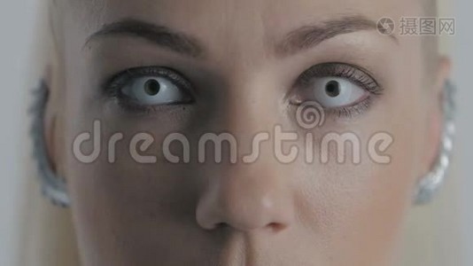 大眼特写女人`眼睛用白色镜片闪烁视频