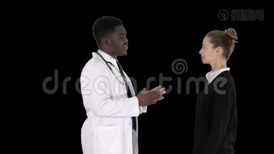 男医生为年轻女性提供药物，阿尔法频道视频