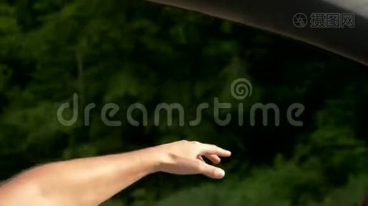 特写镜头。 司机从车窗`手。 自由和自旅行的概念视频