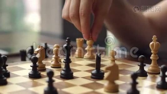 特写一个人下棋的手..视频