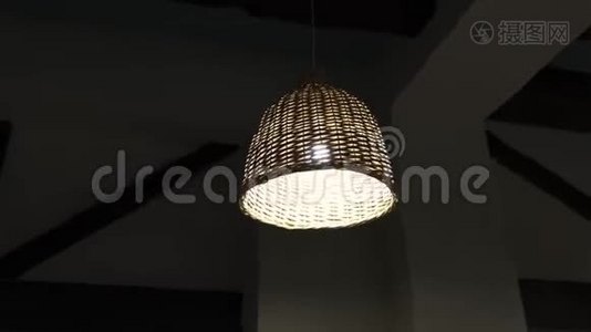 一家著名的餐馆，几盏藤条吊灯装饰在一个漆黑的天花板上视频