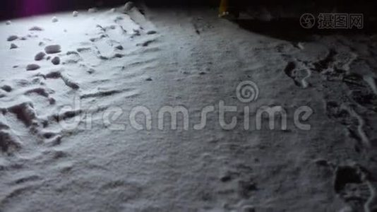 女人`雪上行走的腿视频