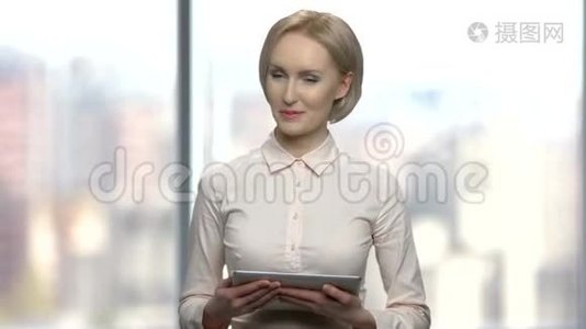使用数字平板电脑的漂亮女演讲者。视频