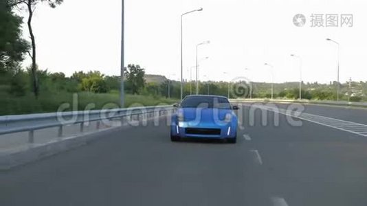 蓝色跑车在城市高速公路上行驶视频